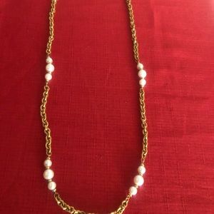 Fashion jewelry gold tone necklace with pearls.